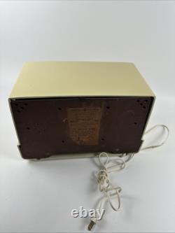 Radio à tubes vintage General Electric modèle 423 ivoire de 1951 fonctionne PROP TV