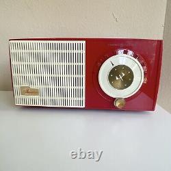 Radio à tubes vintage rouge et blanc modèle 471 AM de 1955 de General Electric, véritable charmeur