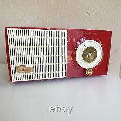 Radio à tubes vintage rouge et blanc modèle 471 AM de 1955 de General Electric, véritable charmeur