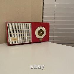 Radio à tubes vintage rouge et blanc modèle 471 AM de 1955 de General Electric, véritable charmeur