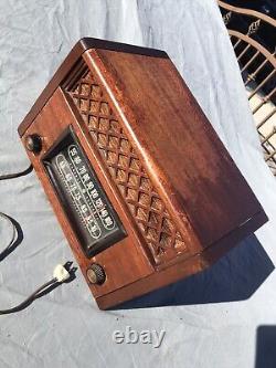 Radio ancienne à lampes GE General Electric non altérée, modèle Art Déco 221, boîtier en bois