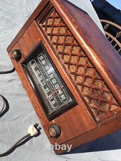 Radio ancienne à lampes GE General Electric non altérée, modèle Art Déco 221, boîtier en bois