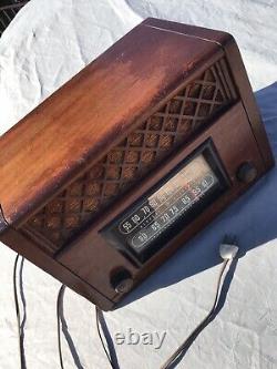 Radio ancienne à lampes GE General Electric non altérée, modèle Art Déco 221, boîtier en bois