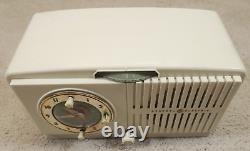 Radio ancienne des années 1950 modèle General Electric 518F avec radio-réveil à tube