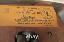 Radio ancienne des années 1950 modèle General Electric 518F avec radio-réveil à tube