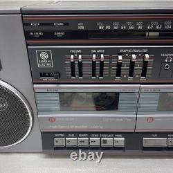 Radio-cassette portable stéréo vintage General Electric 3-5682A, boombox rétro