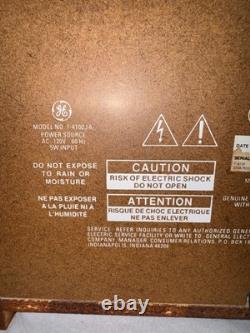 Radio cathédrale AM/FM en bois General Electric GE Modèle No 7-4100JA, fonctionne bien