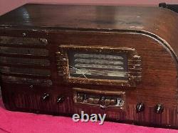 Radio de table vintage GE GENERAL ELECTRIC G-61 avec coque en bois et garniture en bakélite.