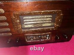 Radio de table vintage GE GENERAL ELECTRIC G-61 avec coque en bois et garniture en bakélite.