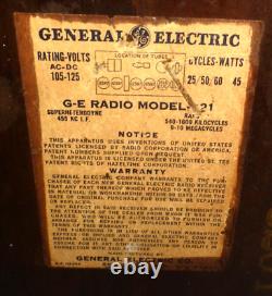 Radio de table vintage GENERAL ELECTRIC restaurée, révisée et FONCTIONNE À MERVEILLE.