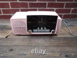 Radio-heure à tubes General Electric vintage GE, époque atomique, MCM, rose, en état de marche