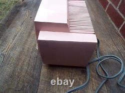 Radio-heure à tubes General Electric vintage GE, époque atomique, MCM, rose, en état de marche