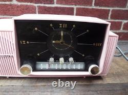 Radio-heure à tubes General Electric vintage GE, époque atomique, MCM, rose, en état de marche