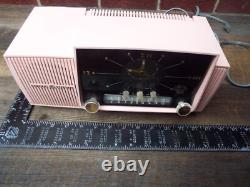 Radio-heure à tubes General Electric vintage GE, époque atomique, MCM, rose, en état de marche