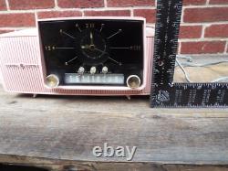 Radio-heure à tubes General Electric vintage GE, époque atomique, MCM, rose, en état de marche
