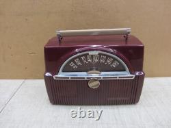 Radio portable AM à tubes de vide de type Ge Modèle 610 en bakélite bordeaux maroon vintage