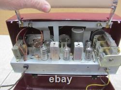 Radio portable AM à tubes de vide de type Ge Modèle 610 en bakélite bordeaux maroon vintage