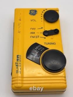 Radio portable vintage GE Action Pak AM/FM 7-1990 YLA avec étui, testé et fonctionne
