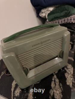 Radio portative à tubes GENERAL ELECTRIC Modèle 604 des années 1950 rare en état de marche