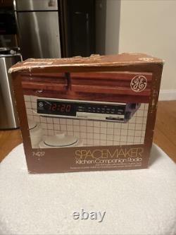 Radio-réveil AM/FM GE Spacemaker Kitchen Companion Modèle 7-4217A Complet
