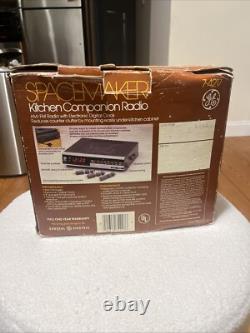 Radio-réveil AM/FM GE Spacemaker Kitchen Companion Modèle 7-4217A Complet