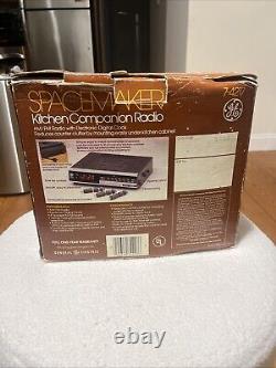 Radio-réveil AM/FM GE Spacemaker Kitchen Companion Modèle 7-4217A Complet