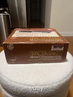 Radio-réveil AM/FM GE Spacemaker Kitchen Companion Modèle 7-4217A Complet