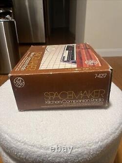 Radio-réveil AM/FM GE Spacemaker Kitchen Companion Modèle 7-4217A Complet