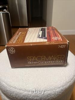 Radio-réveil AM/FM GE Spacemaker Kitchen Companion Modèle 7-4217A Complet