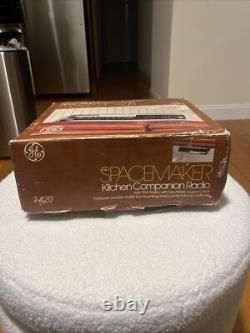Radio-réveil AM/FM GE Spacemaker Kitchen Companion Modèle 7-4217A Complet