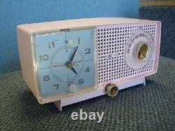 Radio-réveil AM à tubes GE modèle C-437A rose rétro atomique vintage milieu du siècle MCM