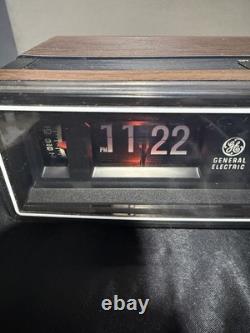 Radio-réveil General Electric 7-4305F en noyer AM/FM vintage avec alarme, testé et fonctionnel