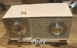 Radio-réveil à transistors vintage des années 1960 General Electric modèle C4404 beige miel