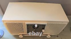 Radio réveil à tube vintage modèle 547PH de General Electric de 1954