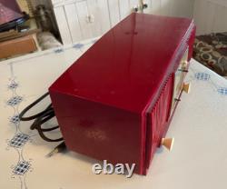 Radio-réveil à tubes AM General Electric Cranberry Red modèle 548PH de 1953