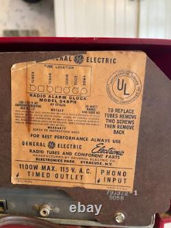Radio-réveil à tubes AM General Electric Cranberry Red modèle 548PH de 1953