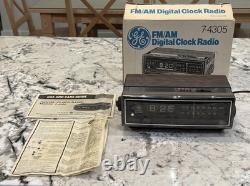 Radio- réveil vintage GE General Electric en bois noyer modèle 7-4305C AVEC BOÎTE