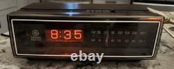 Radio- réveil vintage GE General Electric en bois noyer modèle 7-4305C AVEC BOÎTE
