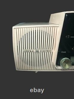 Radio-réveil vintage de l'ère atomique General Electric C-431-A Rose, fonctionne LIRE