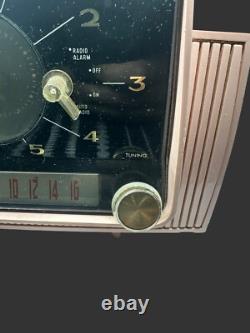 Radio-réveil vintage de l'ère atomique General Electric C-431-A Rose, fonctionne LIRE
