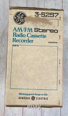 Radio stéréo GE Vintage 1984 avec enregistreur de cassette AM/FM No. 3-5257 - Boîte d'origine en très bon état