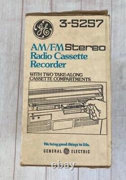 Radio stéréo GE Vintage 1984 avec enregistreur de cassette AM/FM No. 3-5257 - Boîte d'origine en très bon état