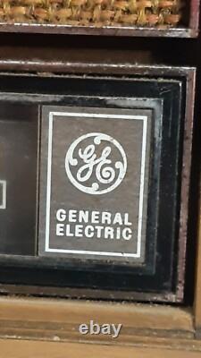 Radio stéréo de table à état solide Vintage General Electric GE en boîtier en bois fonctionne