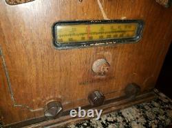 Radio stéréo de table vintage General Electric E61 Tube Tombstone E-61