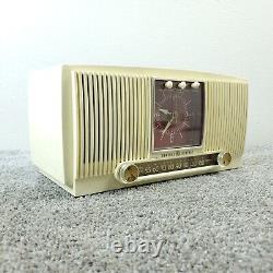 Radio-veilleuse à tube General Electric 573 AM GE vintage des années 1950 MCM blanche en état de marche