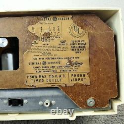 Radio-veilleuse à tube General Electric 573 AM GE vintage des années 1950 MCM blanche en état de marche