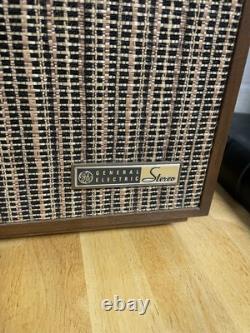 Radio vintage GE T1040A en noyer 1041A en cerisier testée et fonctionne très bien