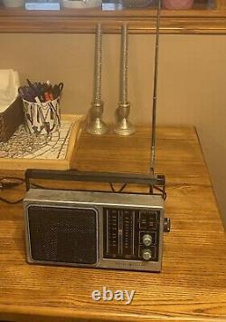 Radio vintage General Electric modèle 7-2857A branchement ou piles testé fonctionne