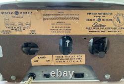 Radio vintage des années 1950 General Electric modèle 518F radio AM réveil à lampe fonctionne