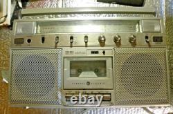 Radiocassette vintage General Electric n° 3-52454A AM/FM pour pièces ou à restaurer